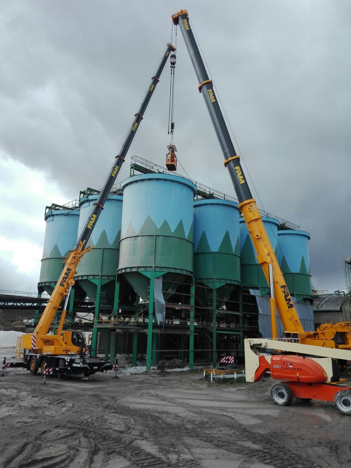 Demolición y achatarramiento de silos de acero de Sibelco Minerales