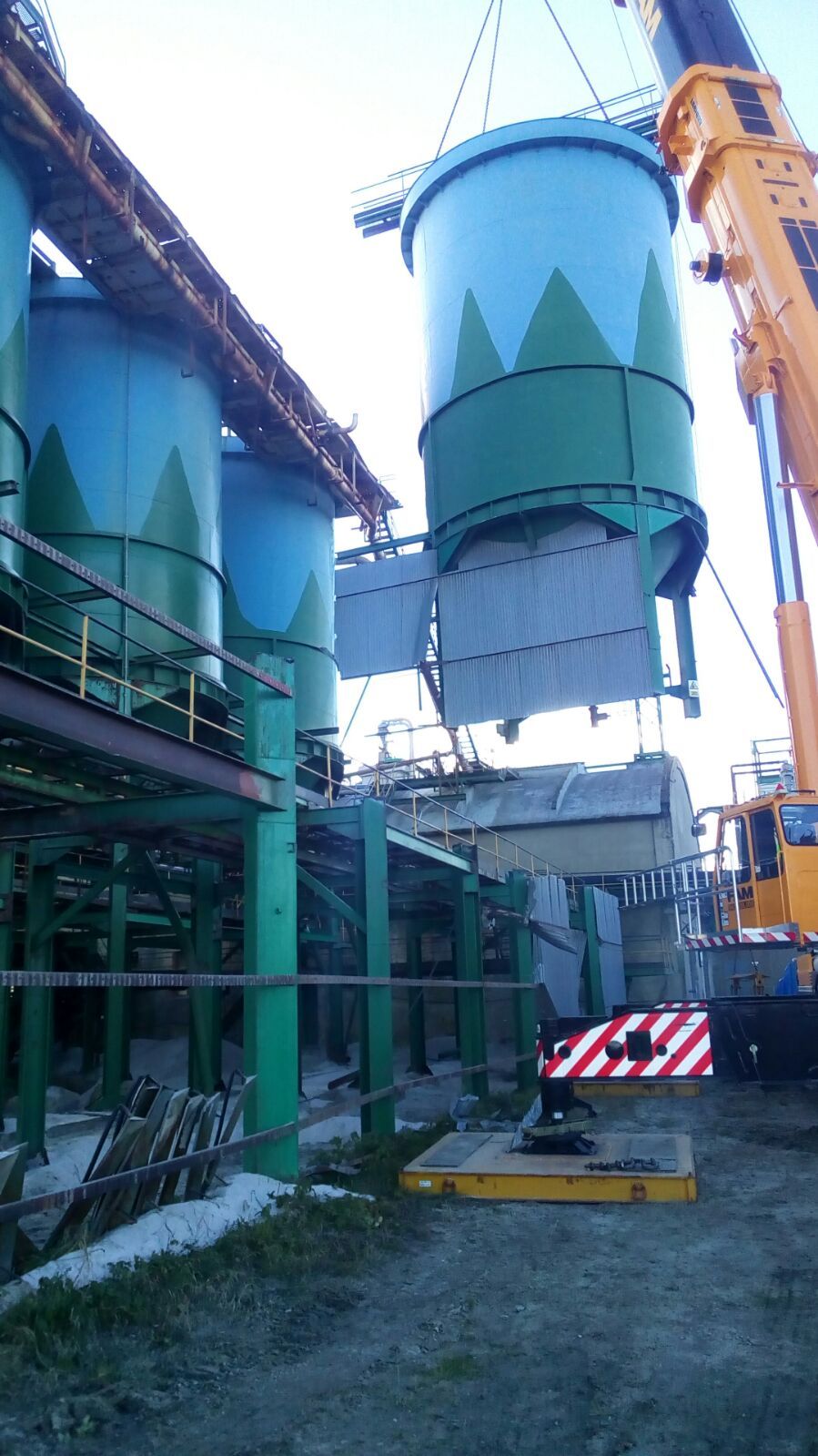 Demolición y achatarramiento de silos de acero de Sibelco Minerales
